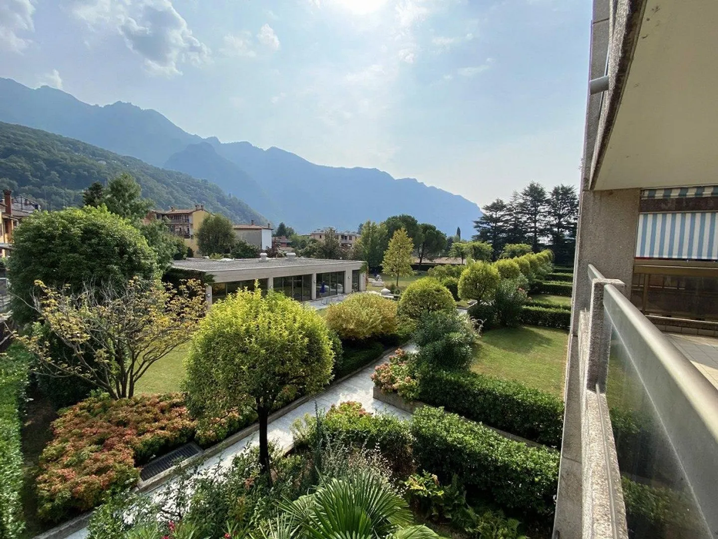 SIGNORILE APPARTAMENTO DI 4.5 LOCALI CON VISTA FRONTE LAGO - Foto 10 di 13