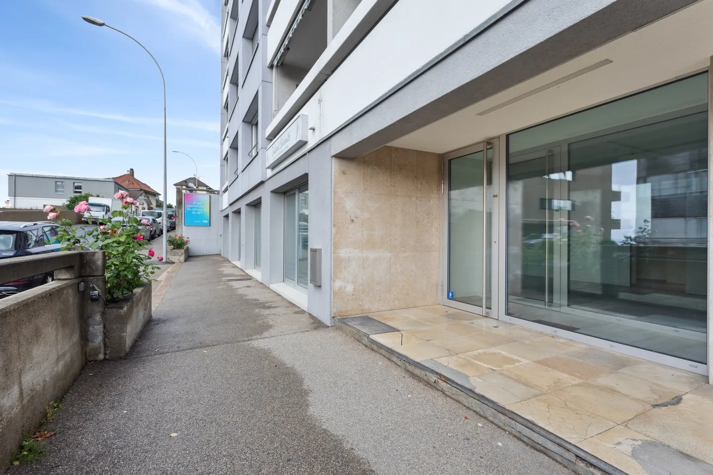 Nouvelle surface de plancher brut au rez-de-chaussée, équipée d'une vitrine - Photo 2 sur 12