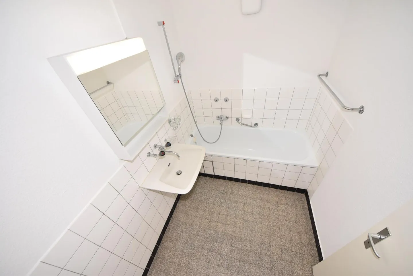 Appartement lumineux de 3 pièces dans un emplacement central à Bâle - Photo 3 sur 5