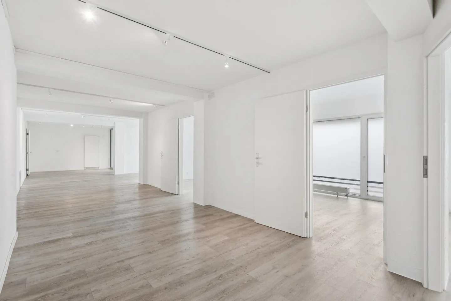 Nouvelle surface de plancher brut au rez-de-chaussée, équipée d'une vitrine - Photo 3 sur 12