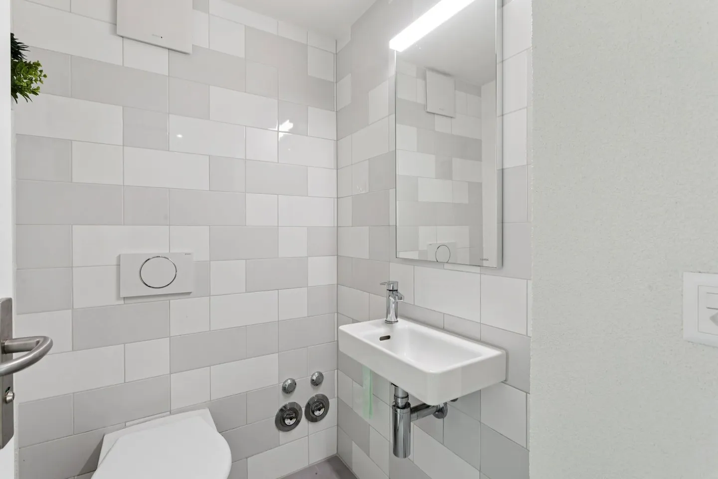 Nouvelle surface de plancher brut au rez-de-chaussée, équipée d'une vitrine - Photo 4 sur 12