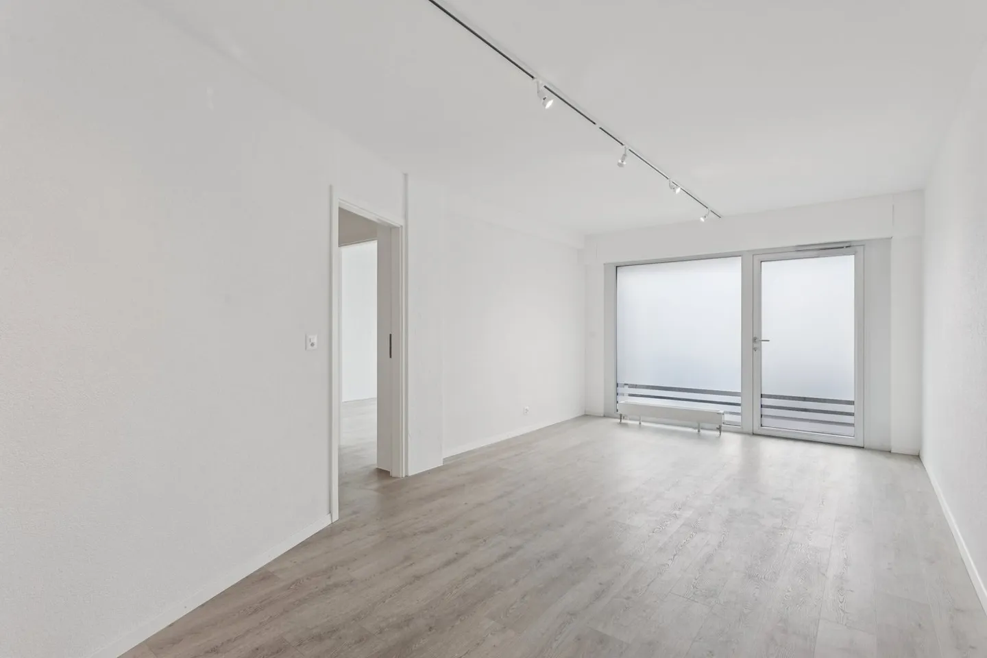 Nouvelle surface de plancher brut au rez-de-chaussée, équipée d'une vitrine - Photo 5 sur 12