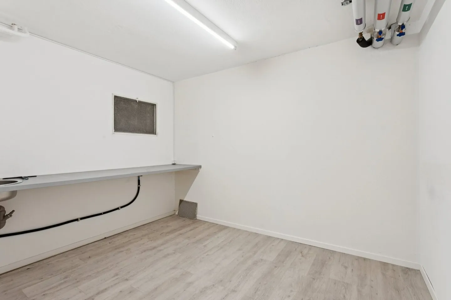 Nouvelle surface de plancher brut au rez-de-chaussée, équipée d'une vitrine - Photo 8 sur 12