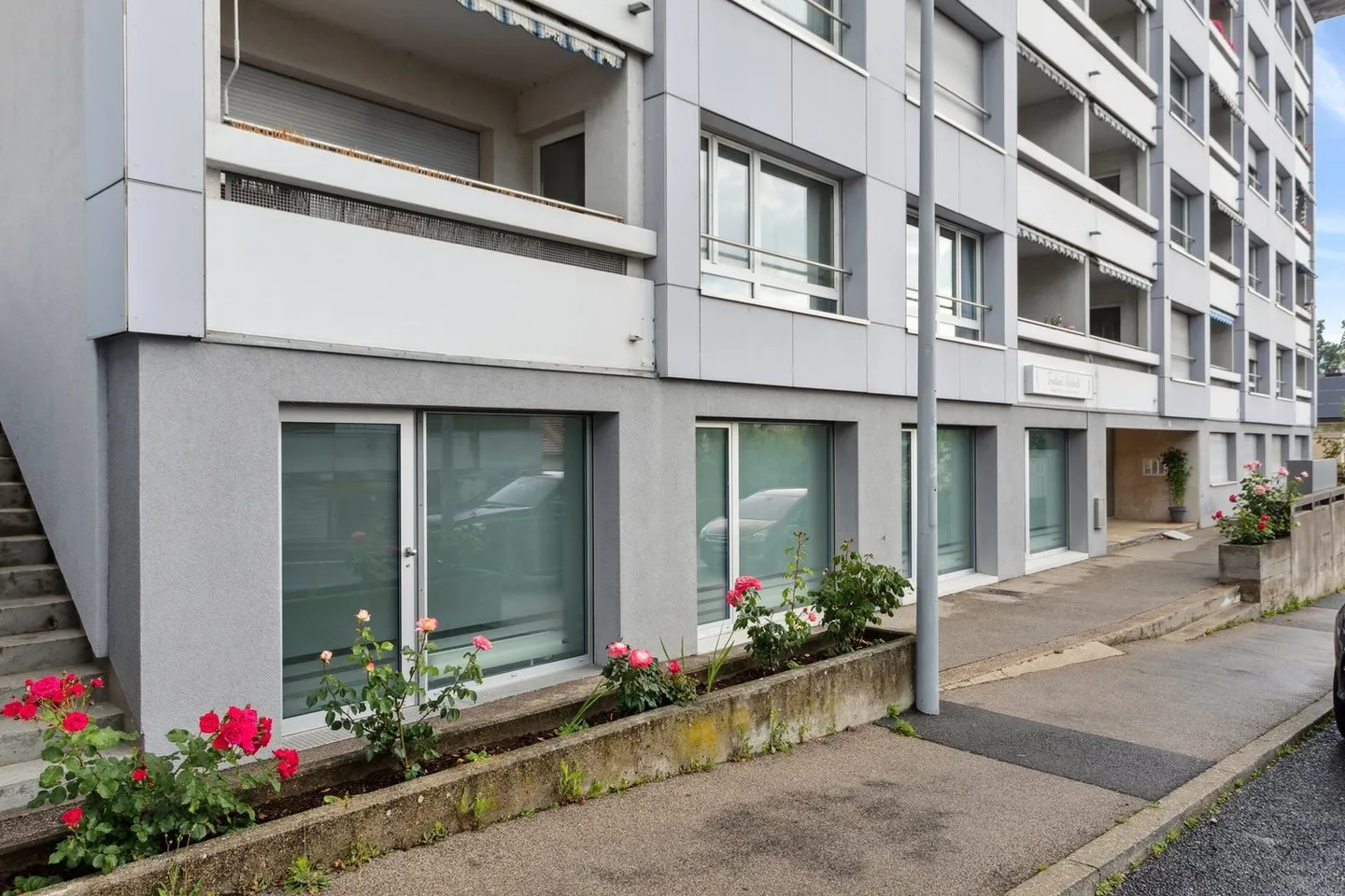 Nouvelle surface de plancher brut au rez-de-chaussée, équipée d'une vitrine - Photo 10 sur 12