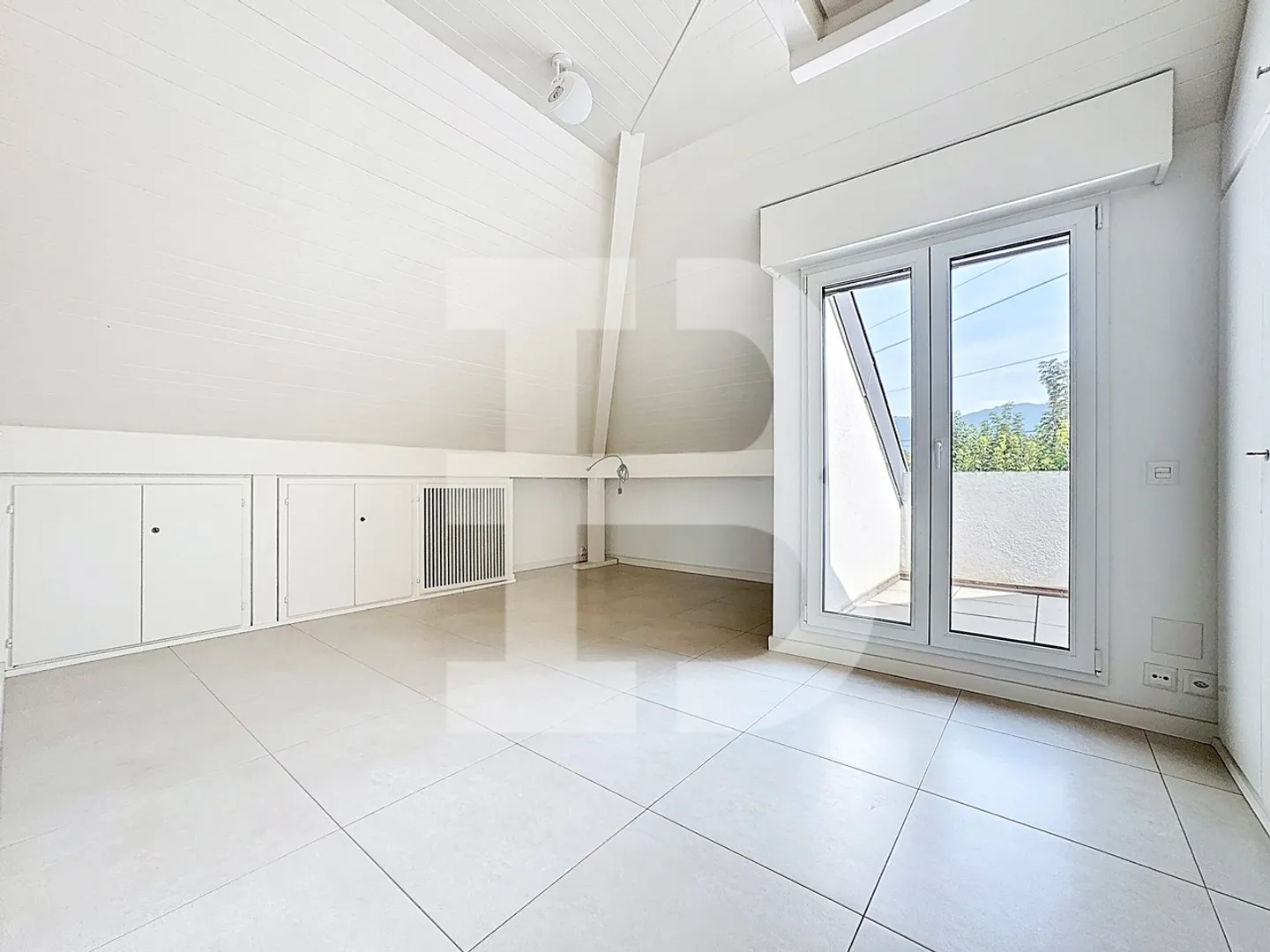 Charming 3.5-room penthouse apartment with 1 bedroom - 1 gallery - 2 terraces - Photo 8 of 11