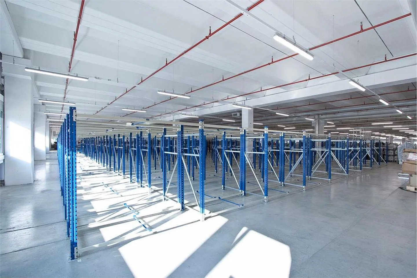Espaces logistiques et de production de 19 000 m² - Photo 2 sur 13