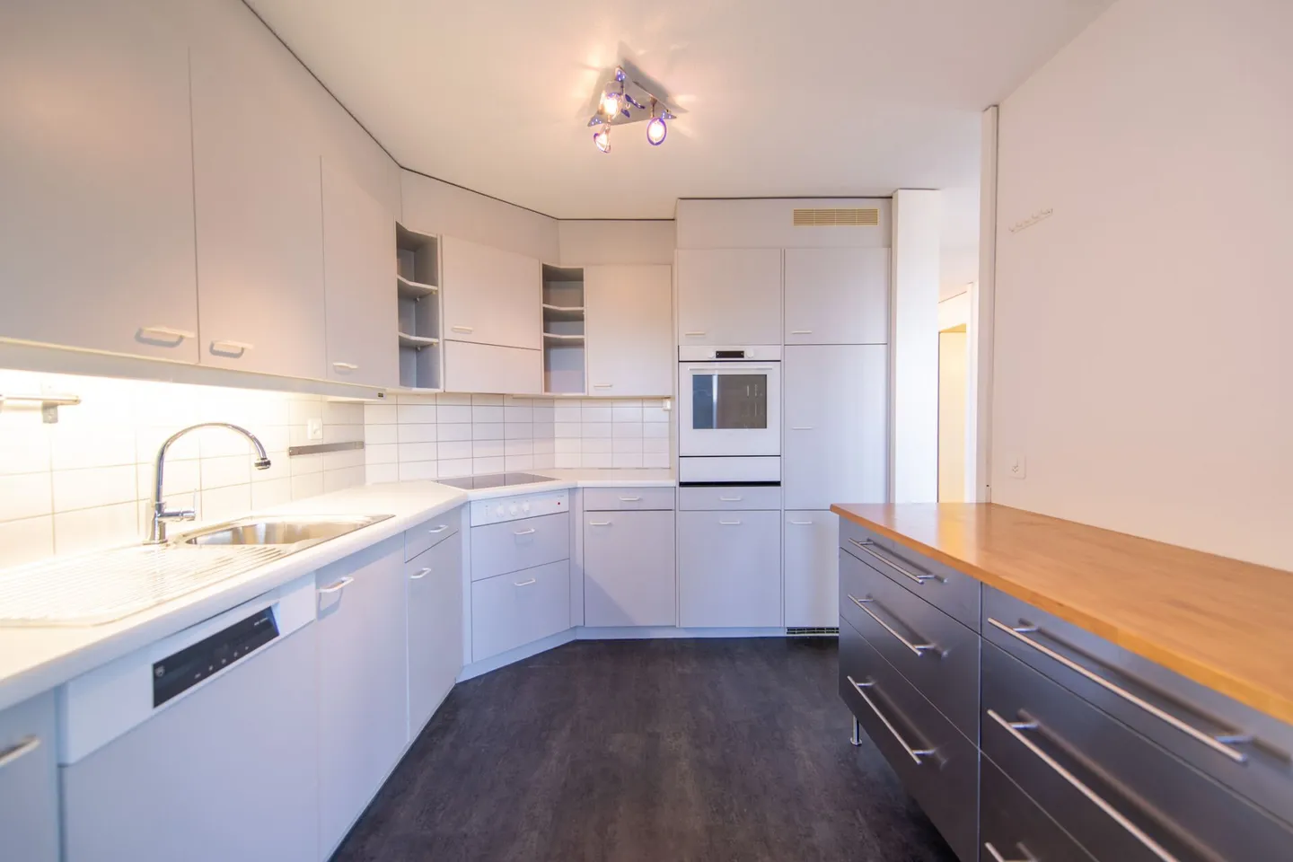 Centrale e tranquilla: Luminoso appartamento duplex di 3,5 locali con giardino d'inverno e balcone - Foto 5 di 21