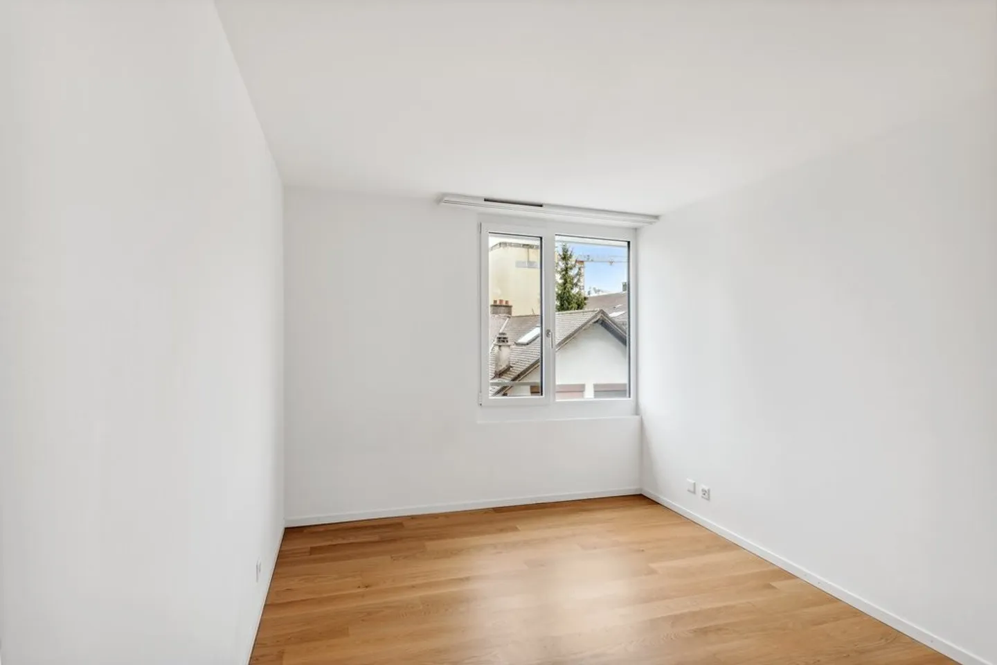 Are you looking for a place to live with parking? - Photo 5 of 9