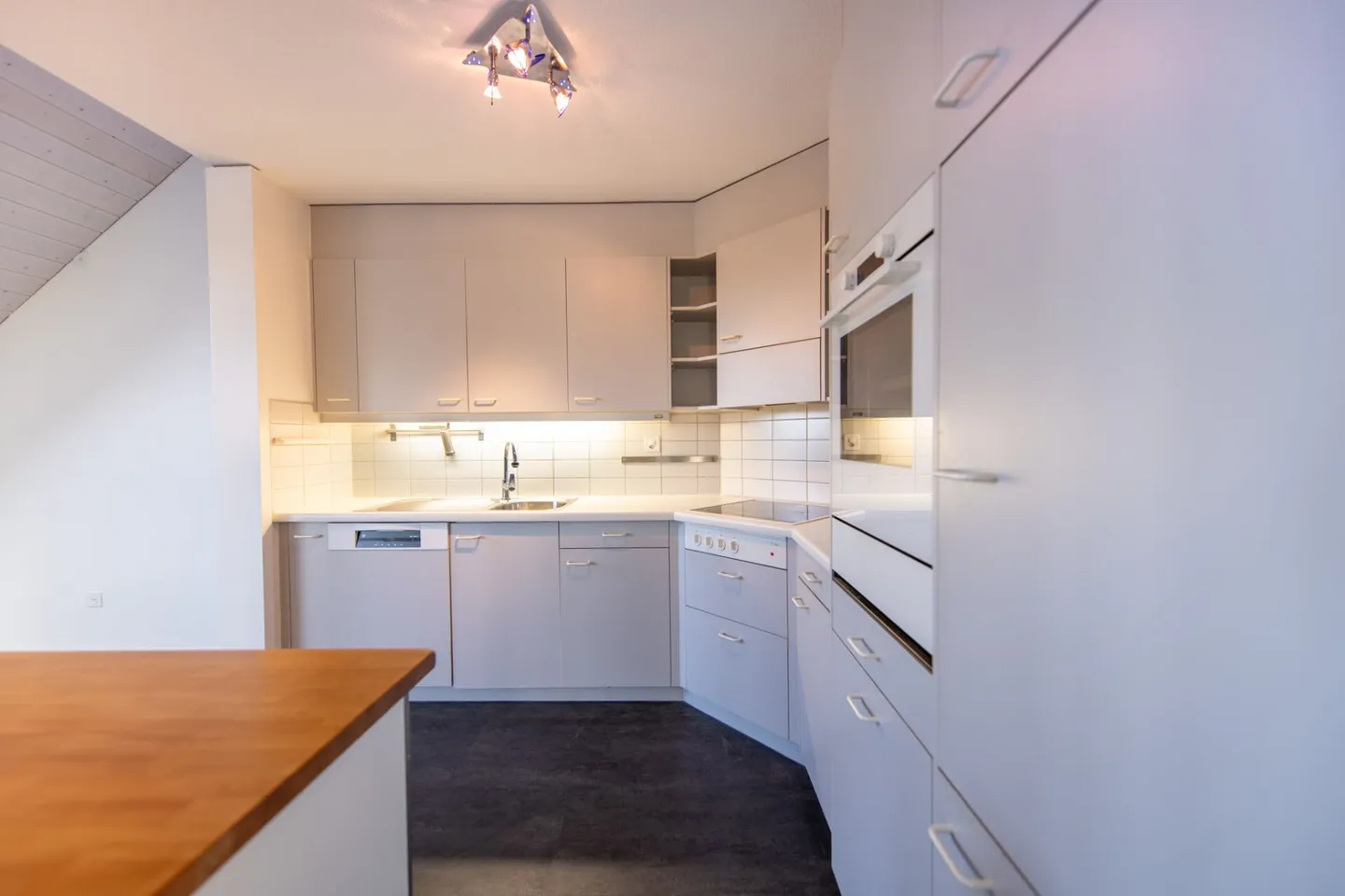 Centrale e tranquilla: Luminoso appartamento duplex di 3,5 locali con giardino d'inverno e balcone - Foto 6 di 21