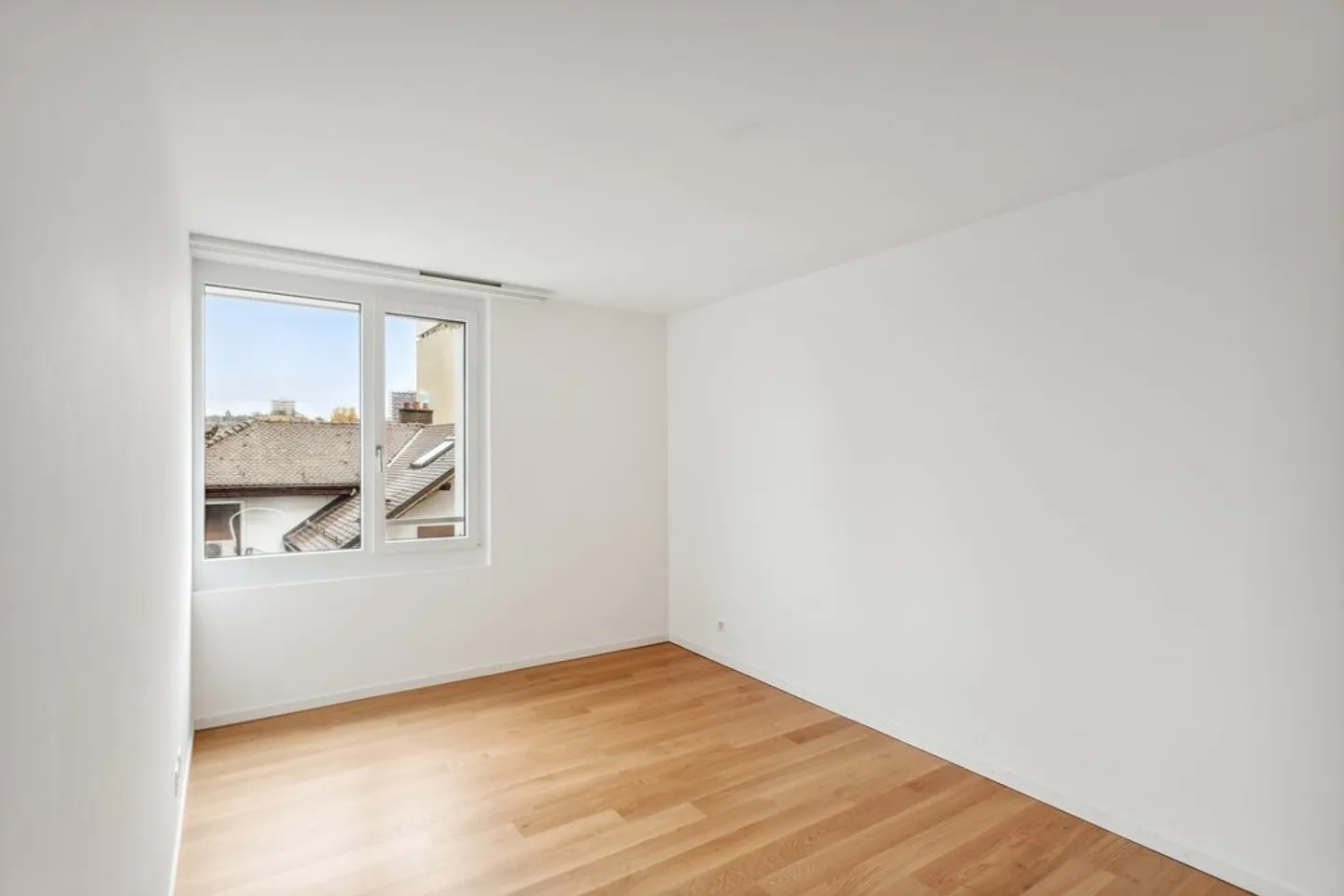 Are you looking for a place to live with parking? - Photo 6 of 9