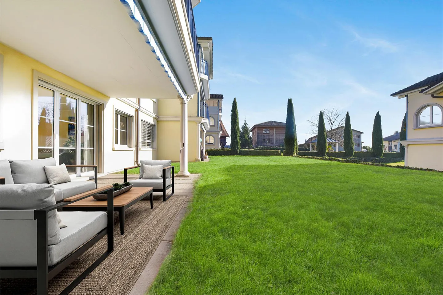 Appartamento elegante di 3,5 locali con balcone sud-ovest di 15 m² e giardino privato - Foto 1 di 16