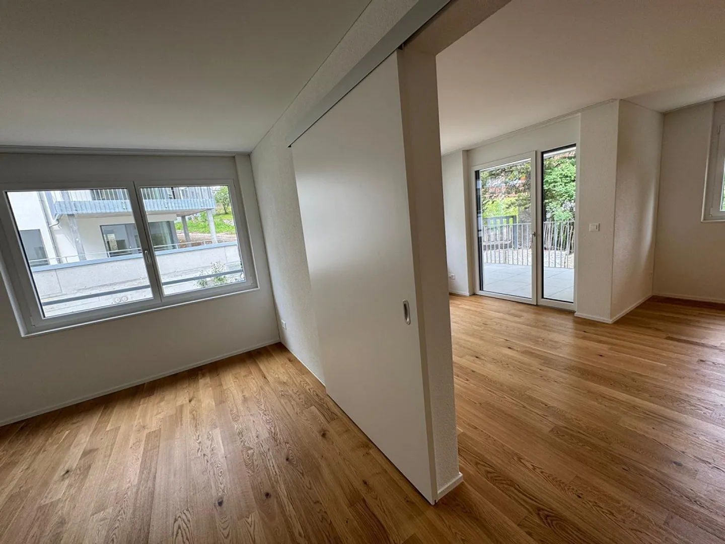 Appartement moderne de 2,5 pièces dans le développement « Casa Alberti » (Maison B) - Photo 3 sur 6
