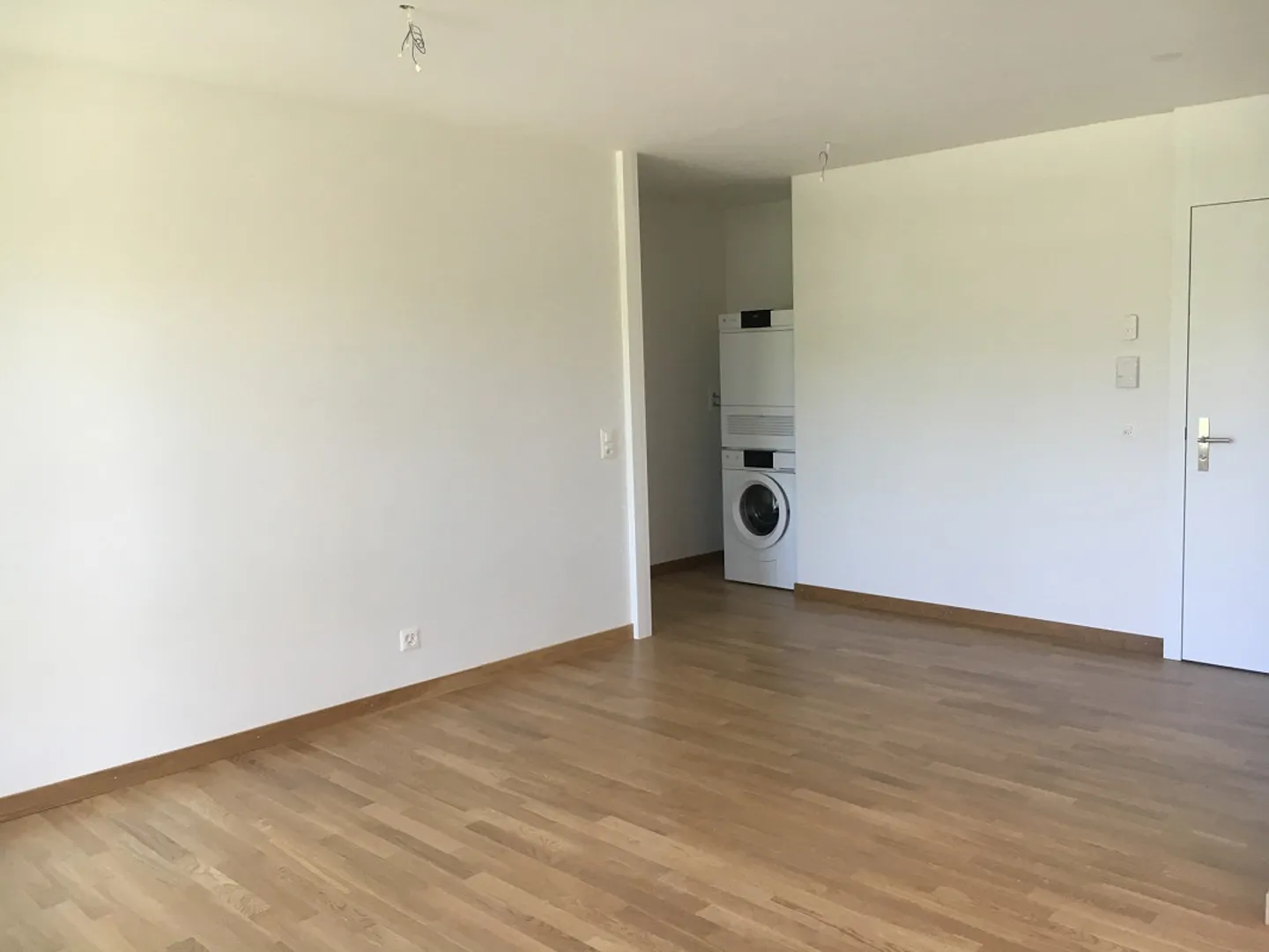 Appartement 2.5 pièces magnifique avec tour de lavage privé - Photo 2 sur 7