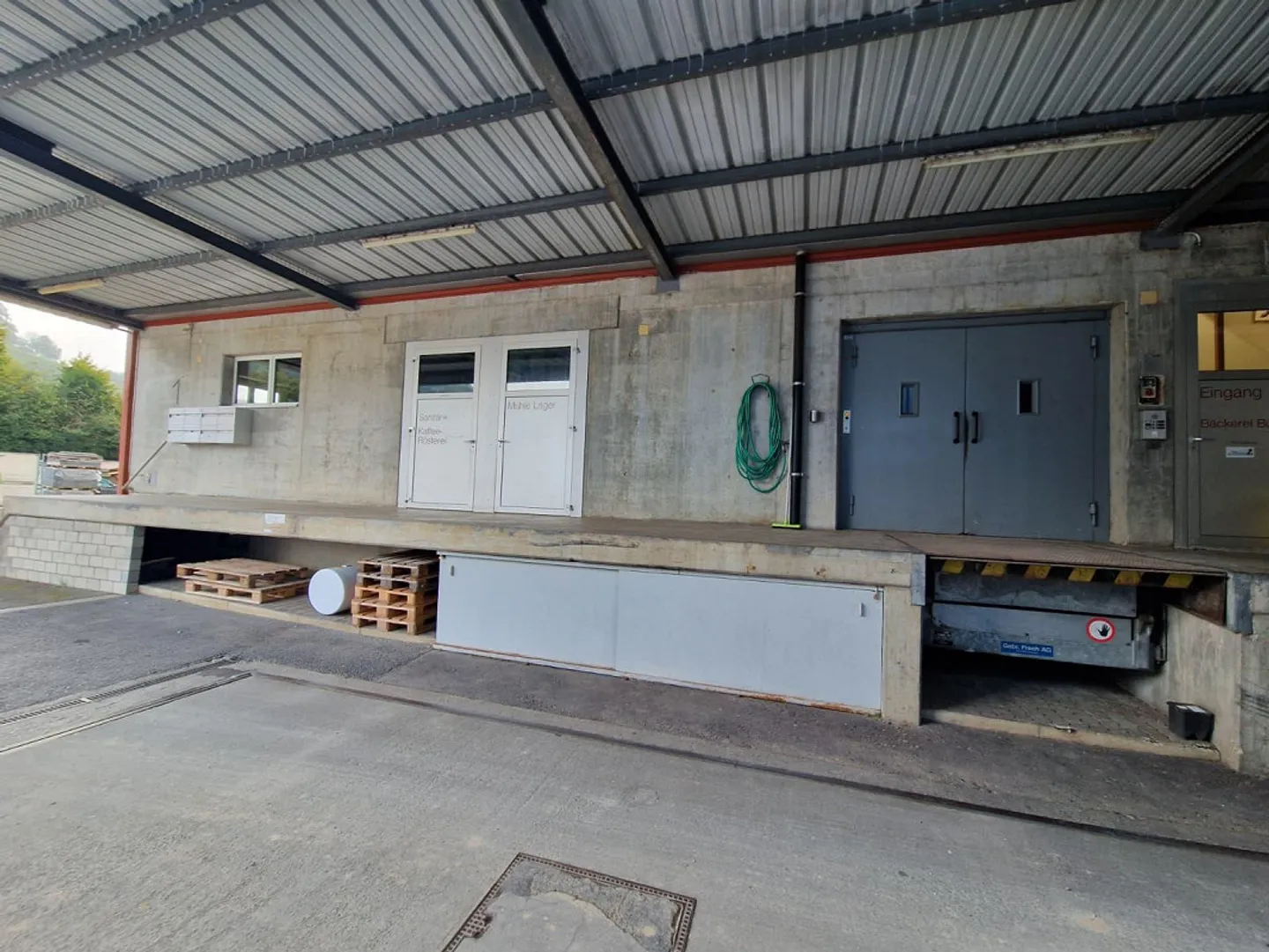 Spazio commerciale di 290 m² con potenziale di sviluppo nell'area industriale - Foto 2 di 5