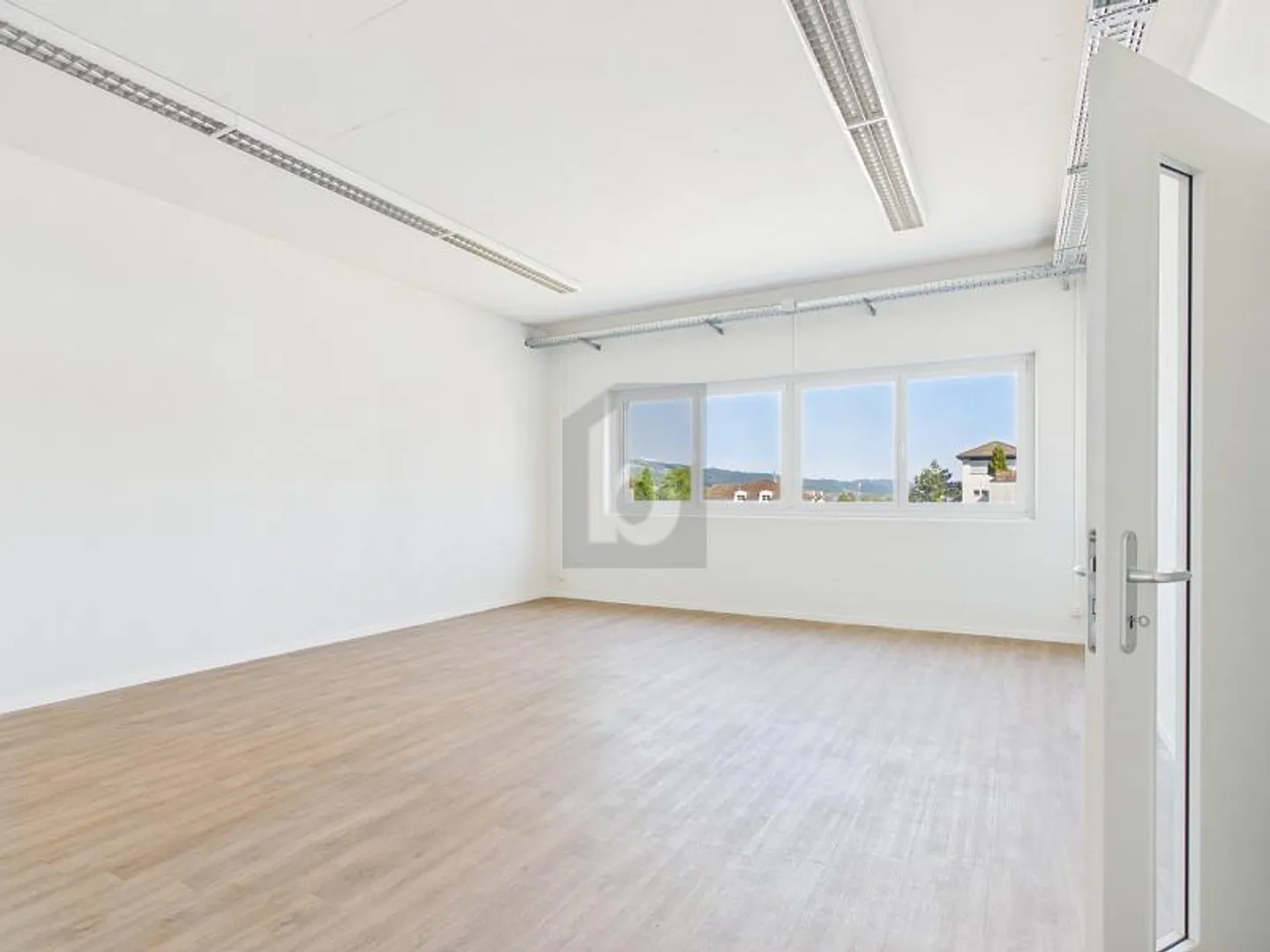 Espace de bureau spacieux à Hochdorf - Photo 3 sur 5