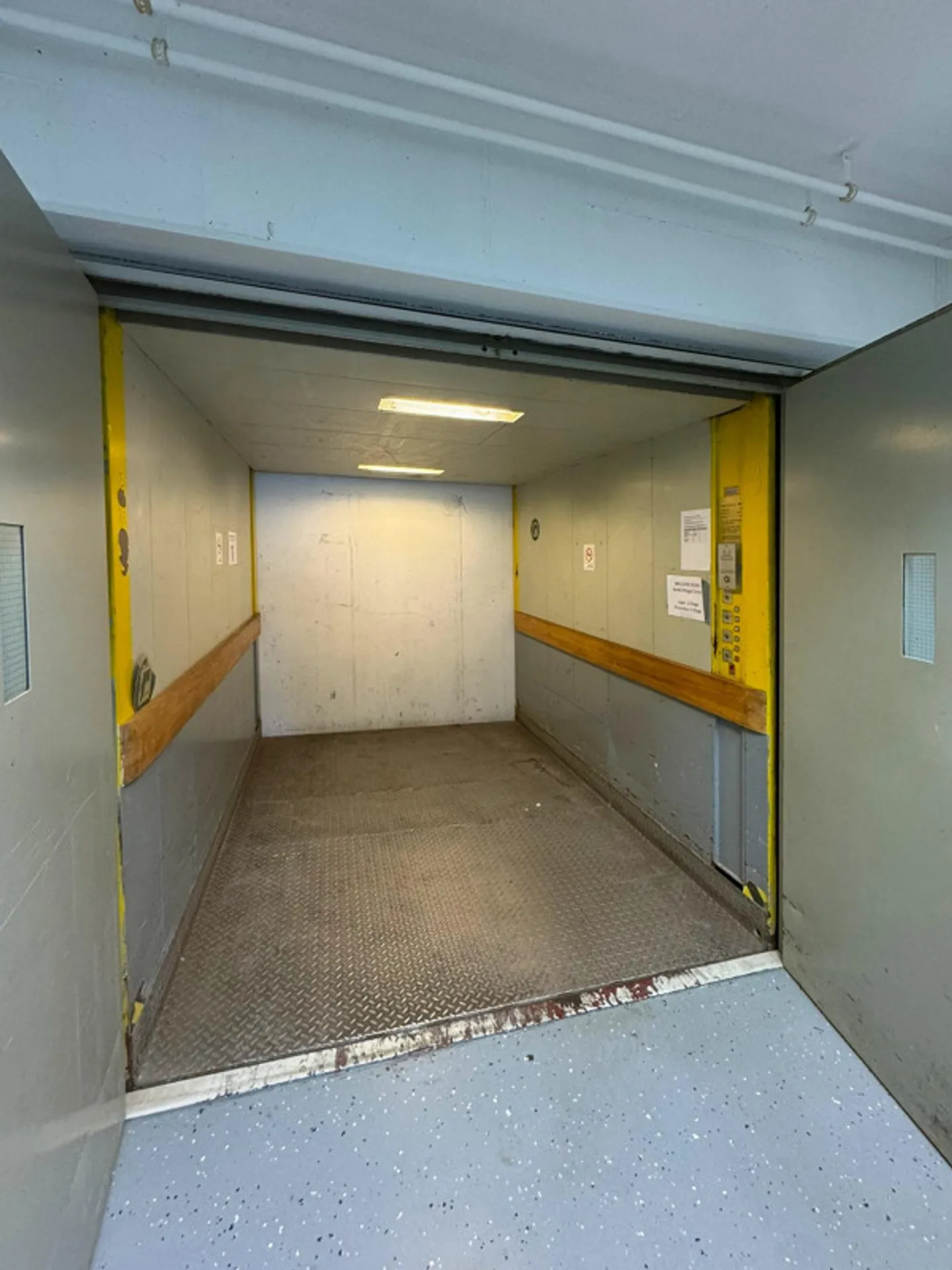 Spazio commerciale di 290 m² con potenziale di sviluppo nell'area industriale - Foto 3 di 5