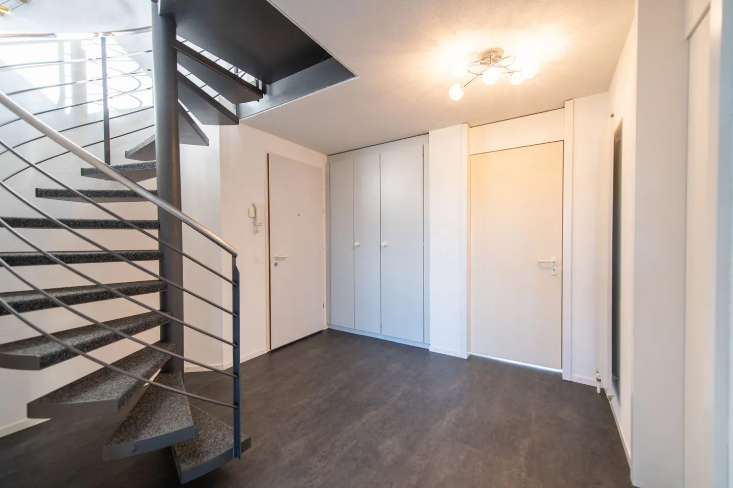 Centrale e tranquilla: Luminoso appartamento duplex di 3,5 locali con giardino d'inverno e balcone - Foto 10 di 21