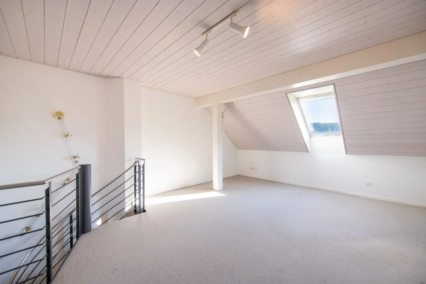 Centrale e tranquilla: Luminoso appartamento duplex di 3,5 locali con giardino d'inverno e balcone - Foto 12 di 21