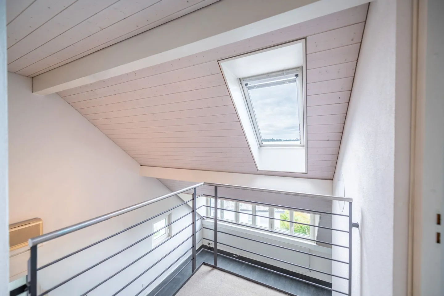Centrale e tranquilla: Luminoso appartamento duplex di 3,5 locali con giardino d'inverno e balcone - Foto 13 di 21