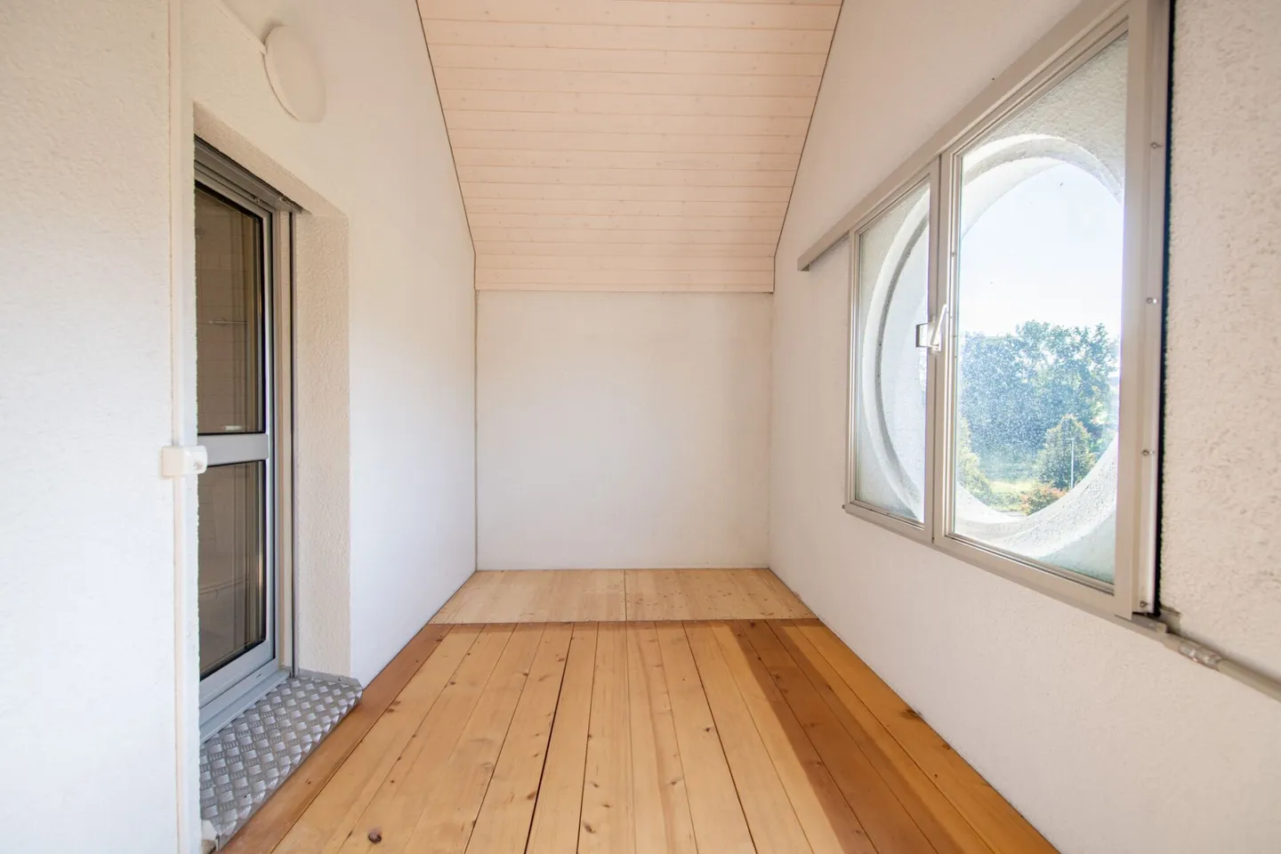 Centrale e tranquilla: Luminoso appartamento duplex di 3,5 locali con giardino d'inverno e balcone - Foto 17 di 21