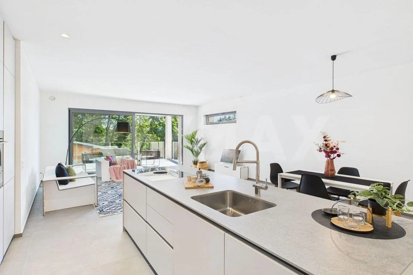 Spacious Apartment with Terrace - Photo 4 of 13