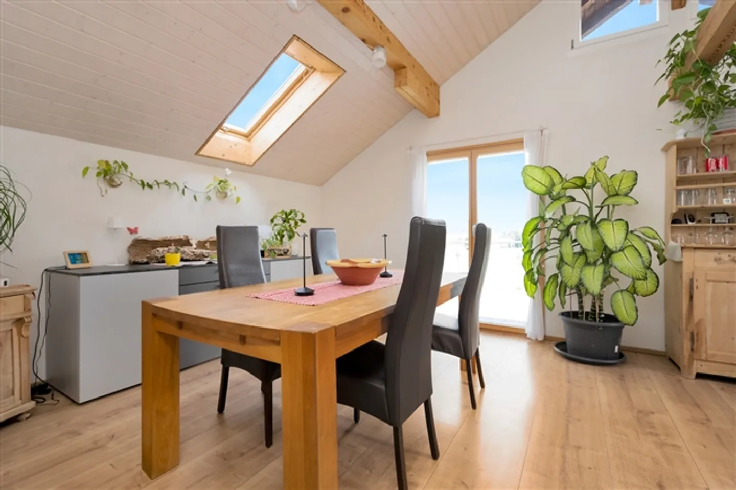 Appartement sous les combles de 4,5 pièces au standard de propriété avec vue dégagée - Photo 4 sur 13