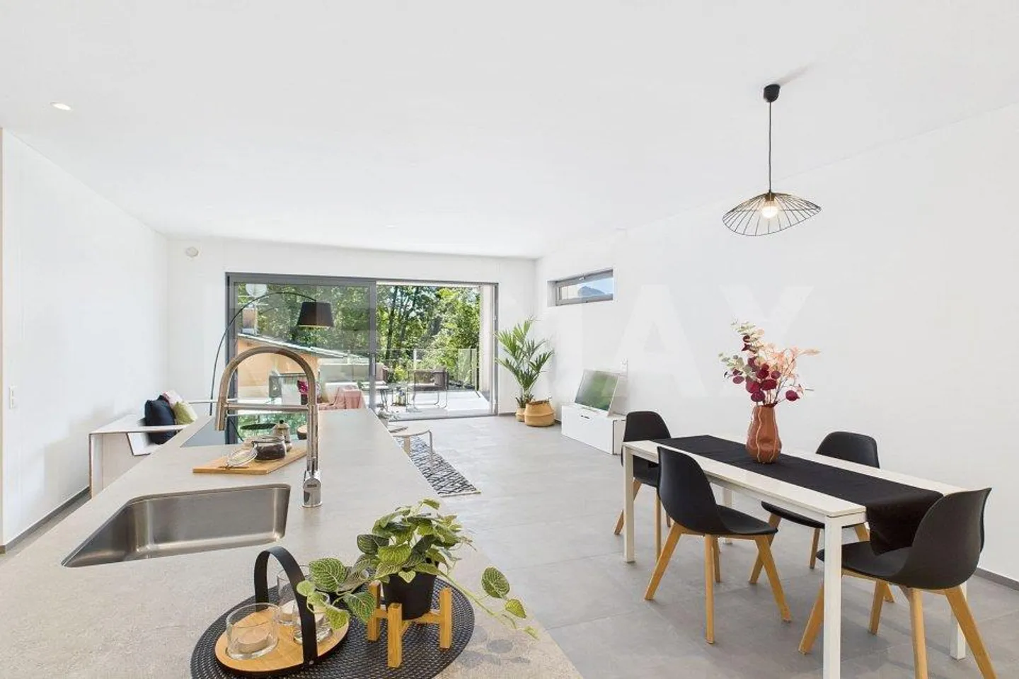 Spacious Apartment with Terrace - Photo 5 of 13