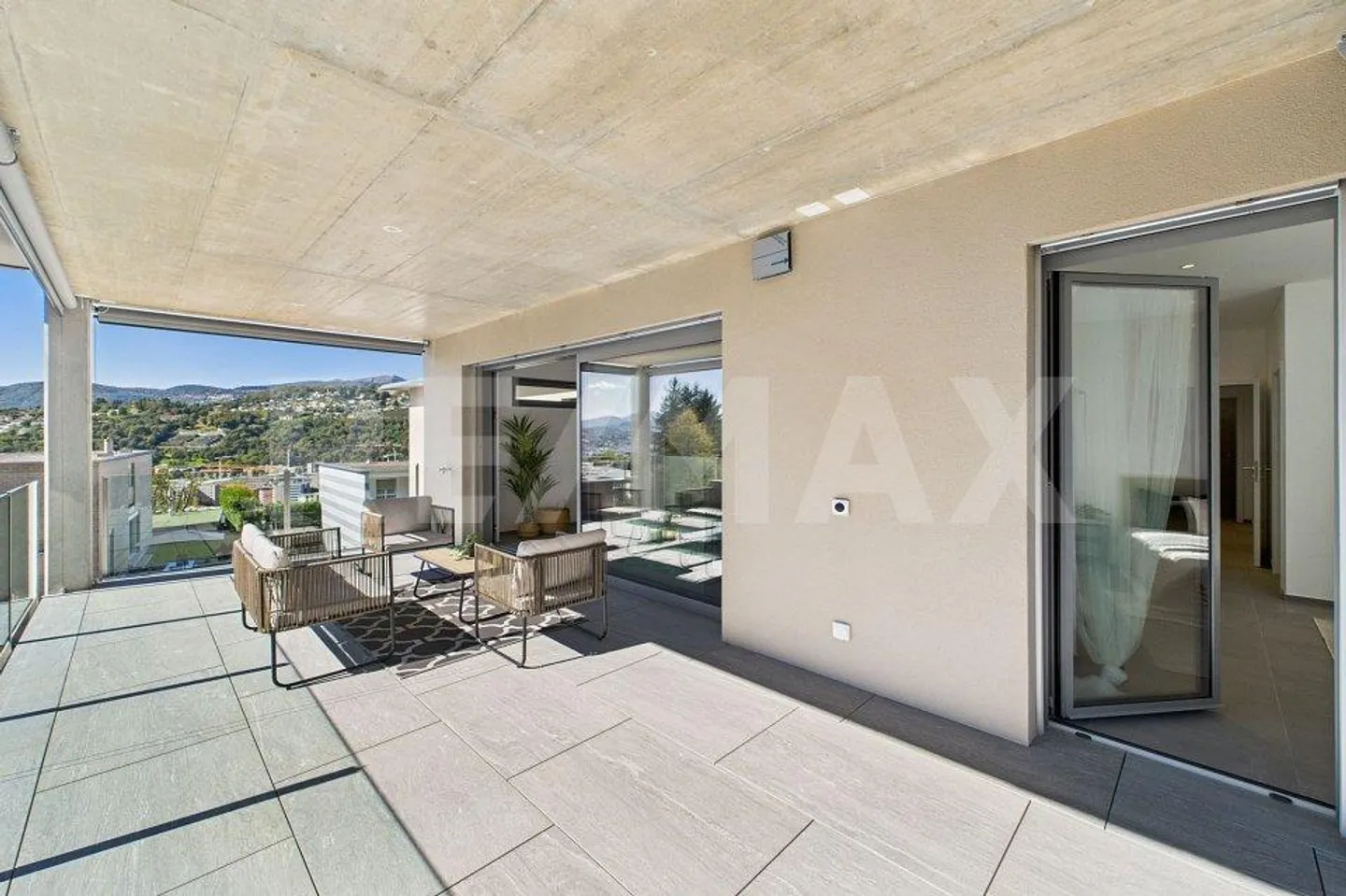 Spacious Apartment with Terrace - Photo 10 of 13