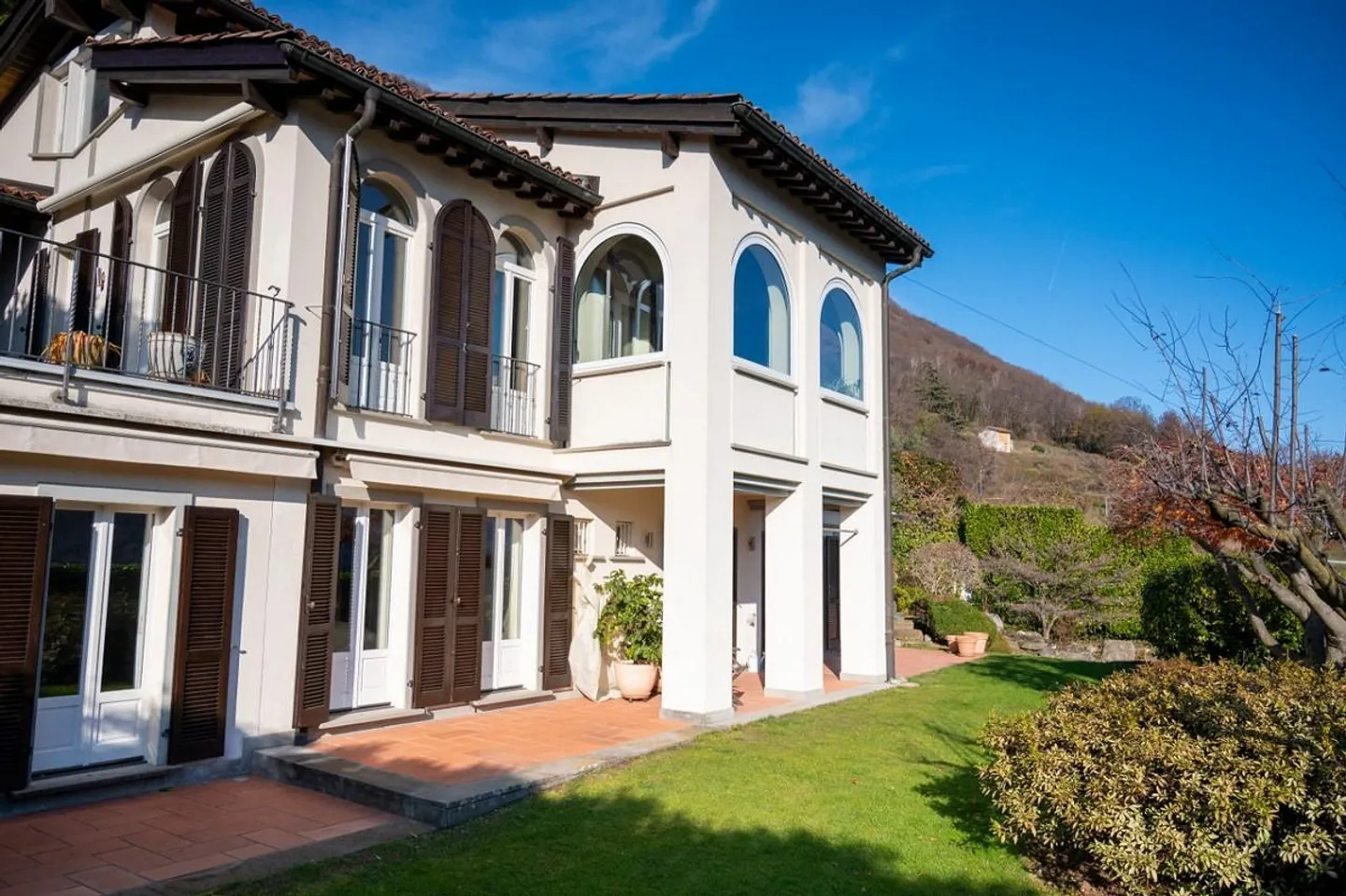 IMPORTANTE VILLA CIRCONDATA DA GRANDE PARCO CON VISTA LAGO - Foto 1 di 13