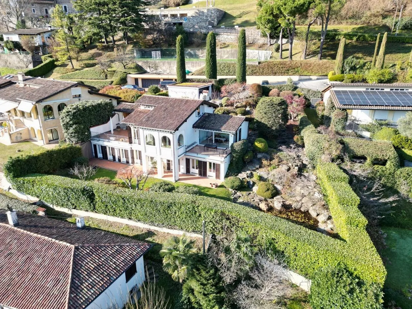 IMPORTANTE VILLA CIRCONDATA DA GRANDE PARCO CON VISTA LAGO - Foto 2 di 13