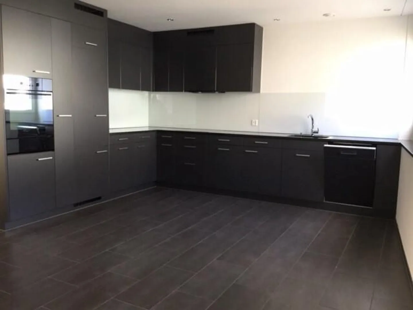 Appartement lumineux de 3,5 pièces avec 2 loggias - Photo 3 sur 7