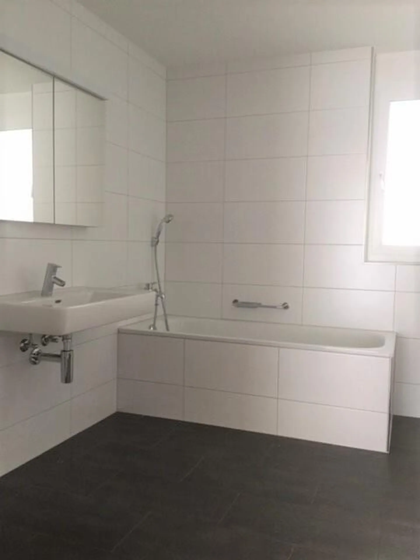 Appartement lumineux de 3,5 pièces avec 2 loggias - Photo 4 sur 7