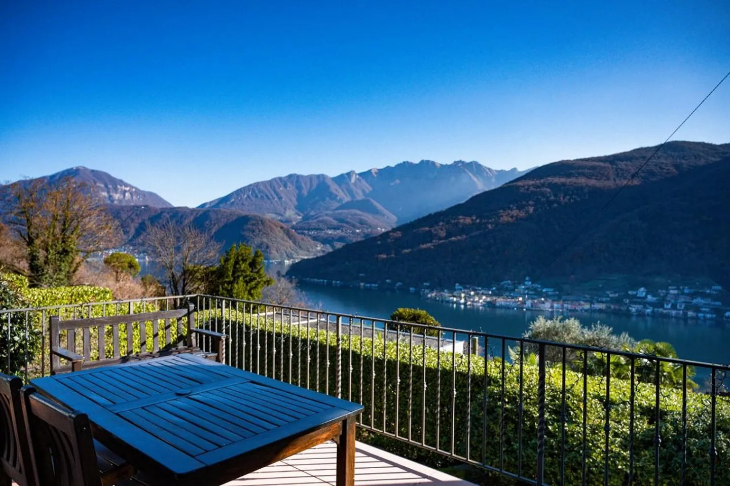 IMPORTANTE VILLA CIRCONDATA DA GRANDE PARCO CON VISTA LAGO - Foto 6 di 13