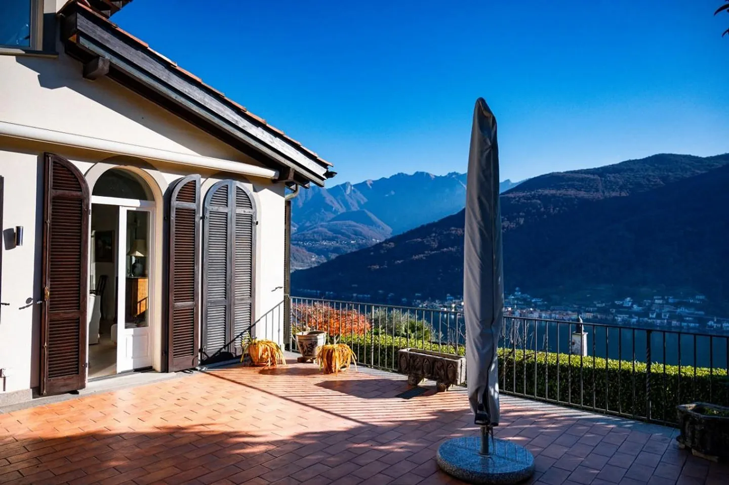 IMPORTANTE VILLA CIRCONDATA DA GRANDE PARCO CON VISTA LAGO - Foto 7 di 13