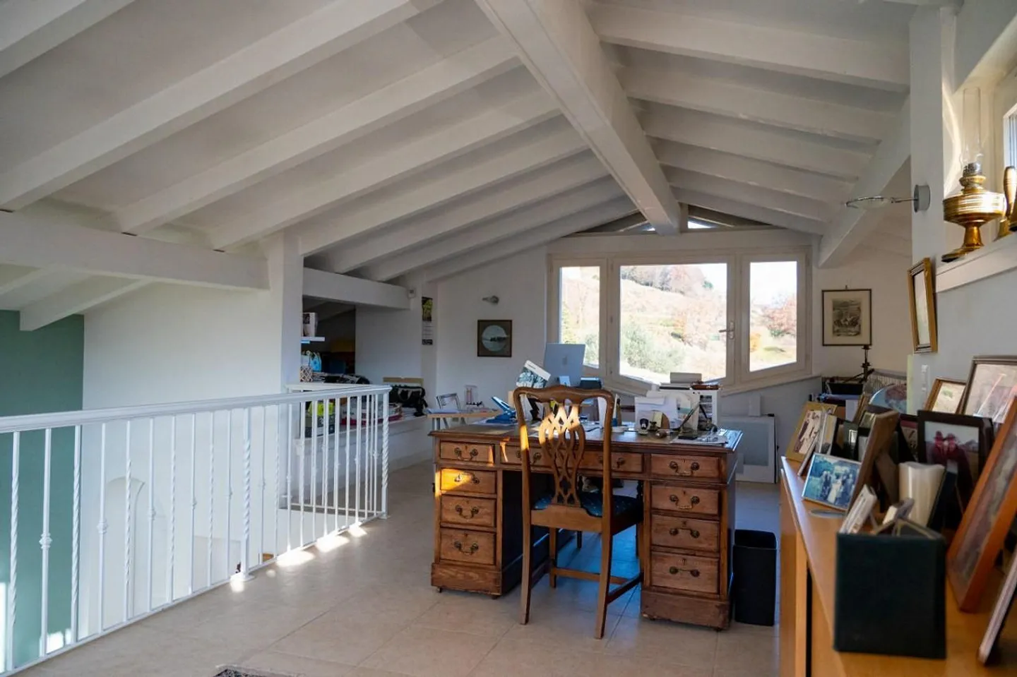 IMPORTANTE VILLA CIRCONDATA DA GRANDE PARCO CON VISTA LAGO - Foto 8 di 13