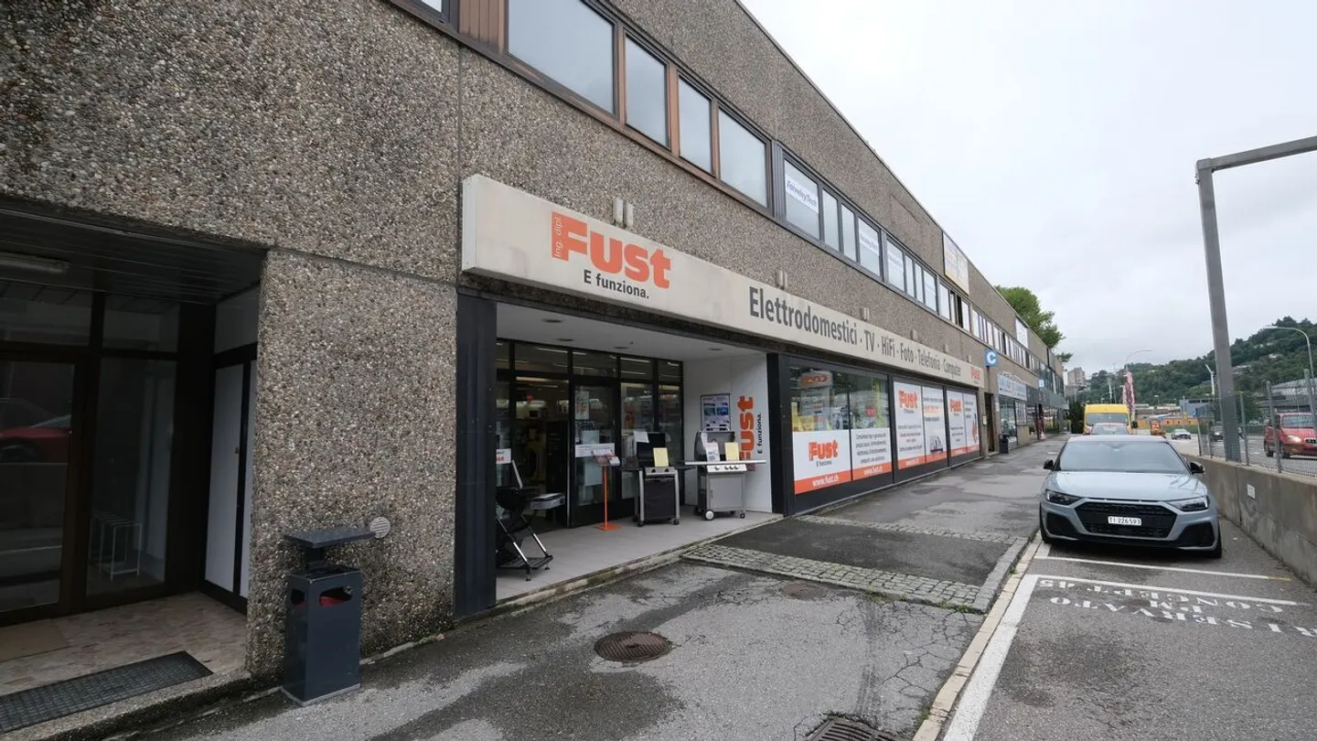 Commercial space with rental income - excellent real estate investment - Photo 1 of 8