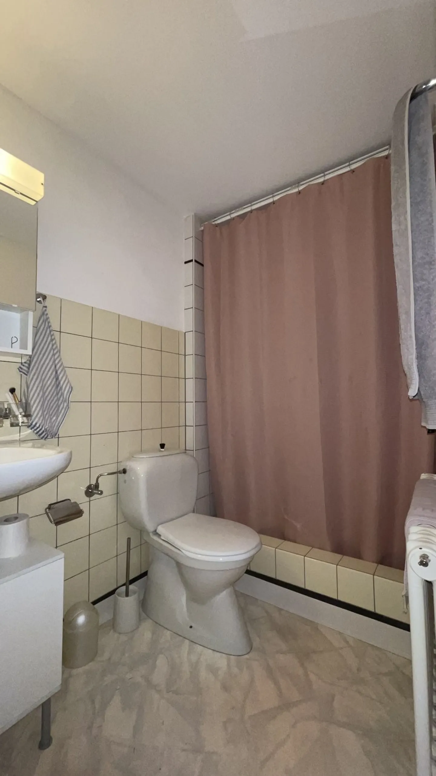 Appartement mansardé central de 1.5 pièce avec ascenseur - Photo 4 sur 5
