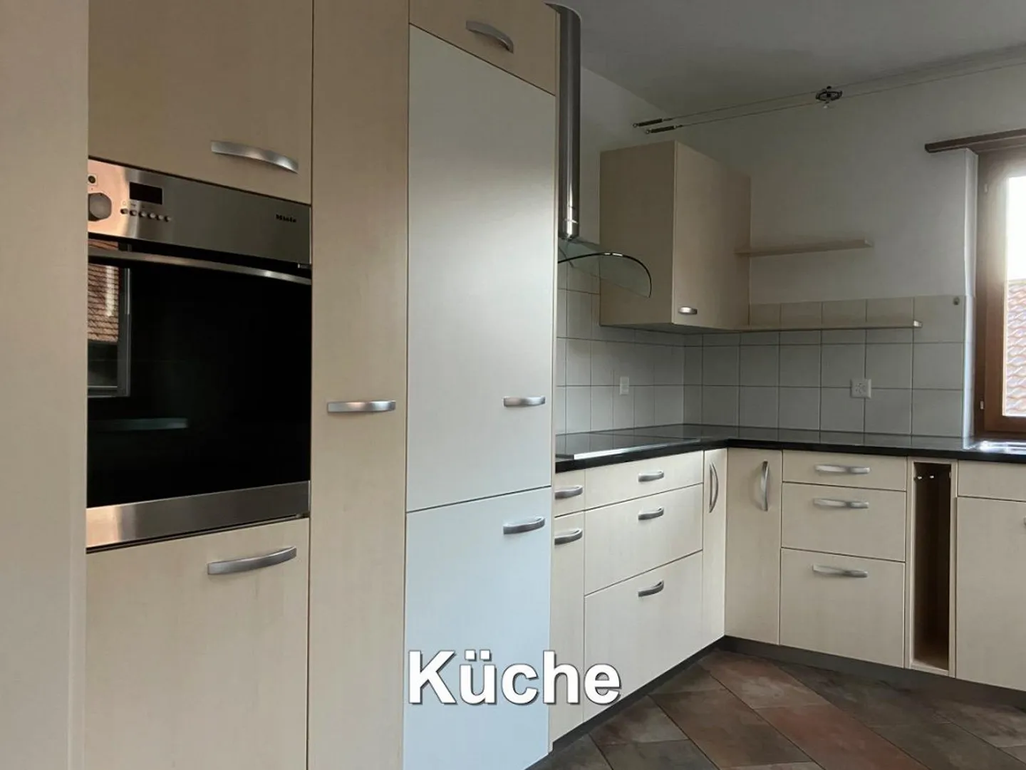 Appartement partiellement rénové à louer dans le centre du village de Wenslingen - Photo 7 sur 27