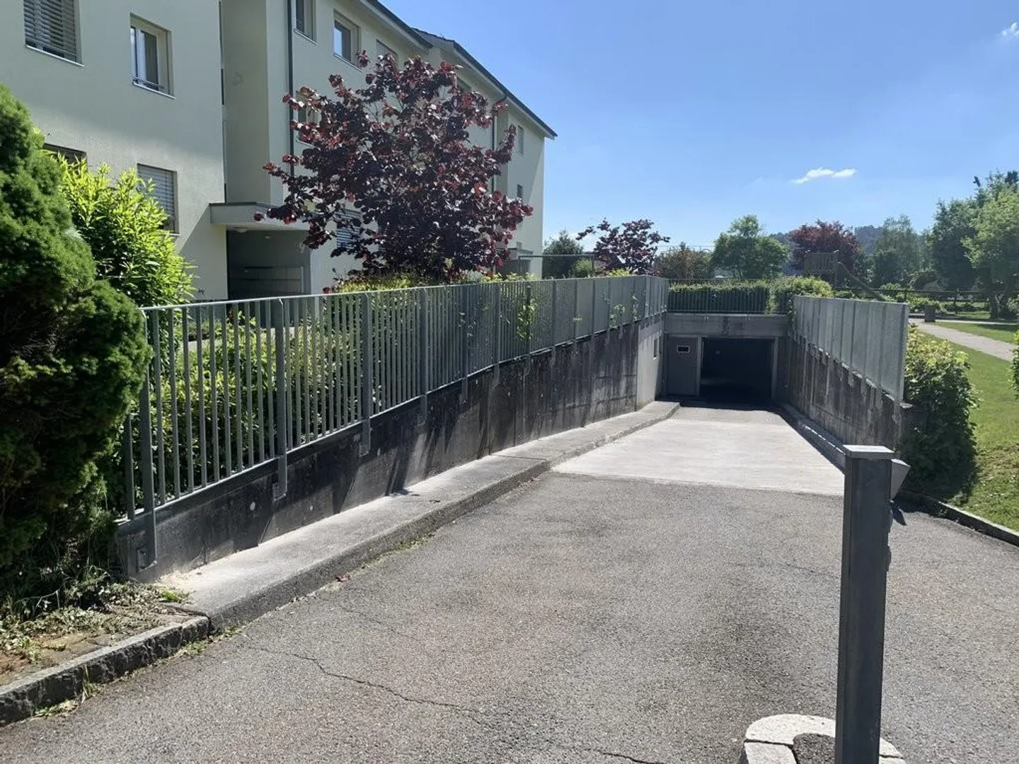 Place de stationnement pour cyclomoteur incluant un lave-auto privé - Photo 1 sur 2