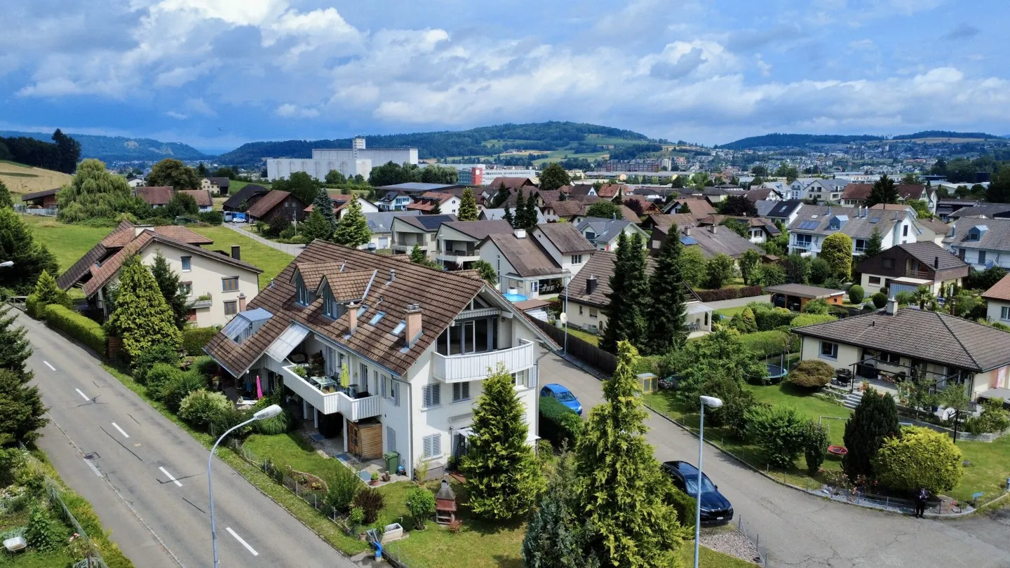 Appartement exclusif de 4,5 pièces avec vue sur la montagne et accès direct par ascenseur - Photo 2 sur 13