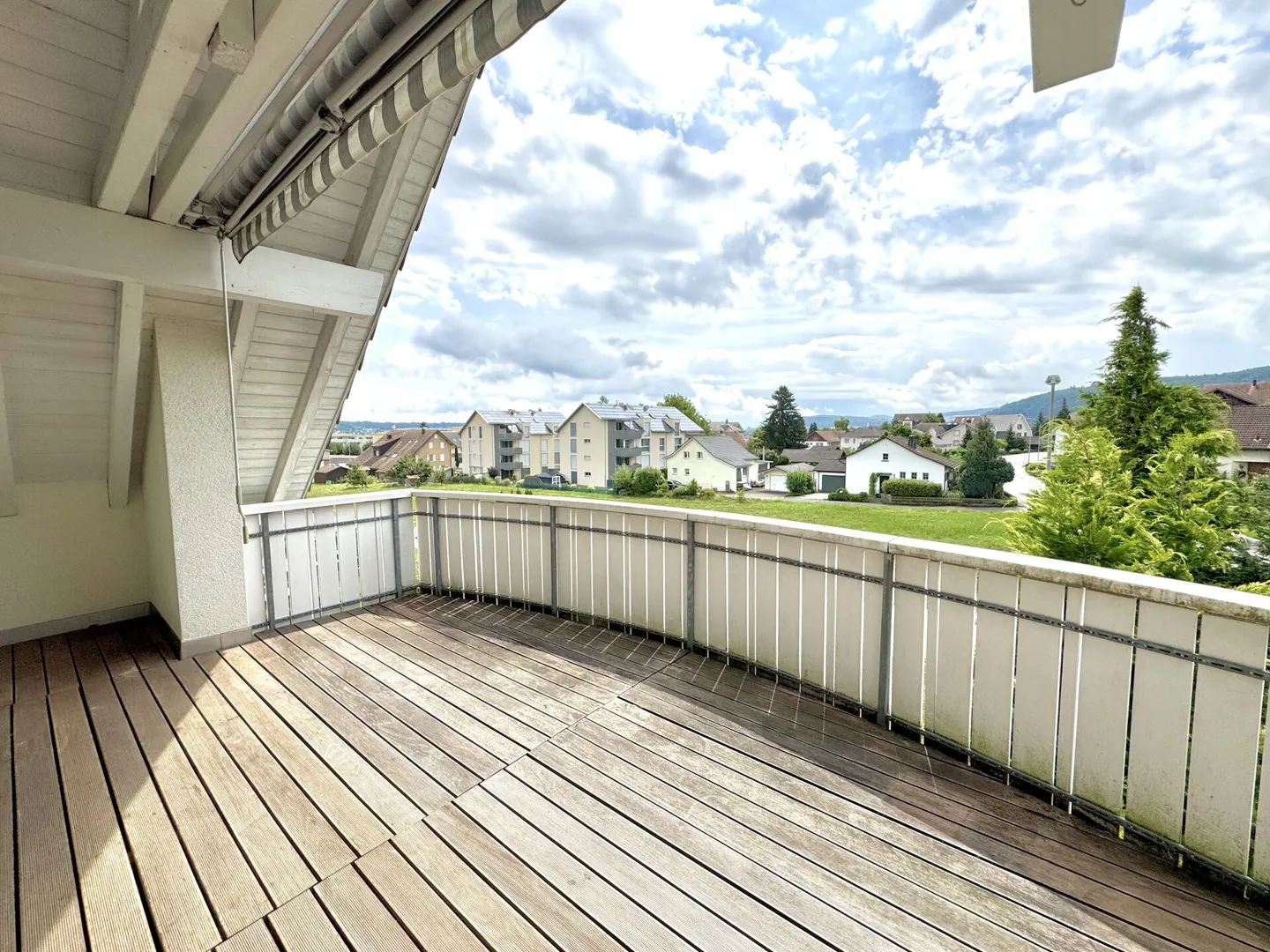 Appartement exclusif de 4,5 pièces avec vue sur la montagne et accès direct par ascenseur - Photo 3 sur 13