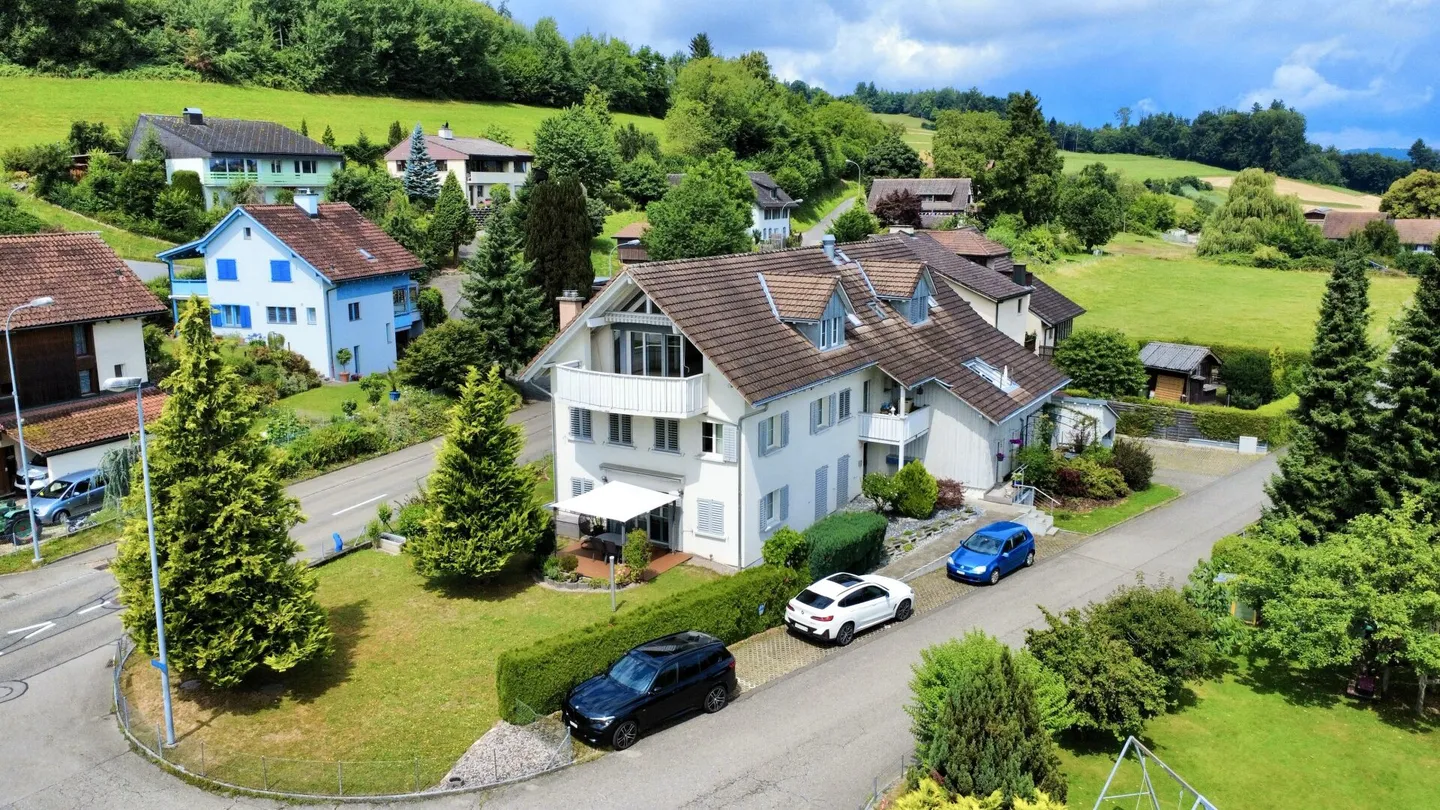 Appartement exclusif de 4,5 pièces avec vue sur la montagne et accès direct par ascenseur - Photo 1 sur 13