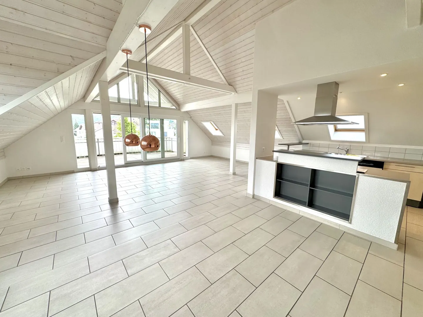 Appartement exclusif de 4,5 pièces avec vue sur la montagne et accès direct par ascenseur - Photo 4 sur 13