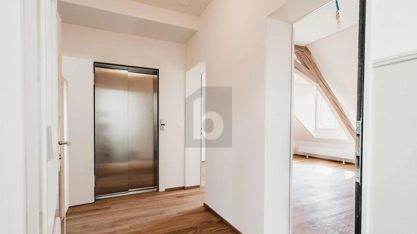 HISTORISCH, ÜBER DEN DÄCHERN MIT BALKON - Foto 3 von 5