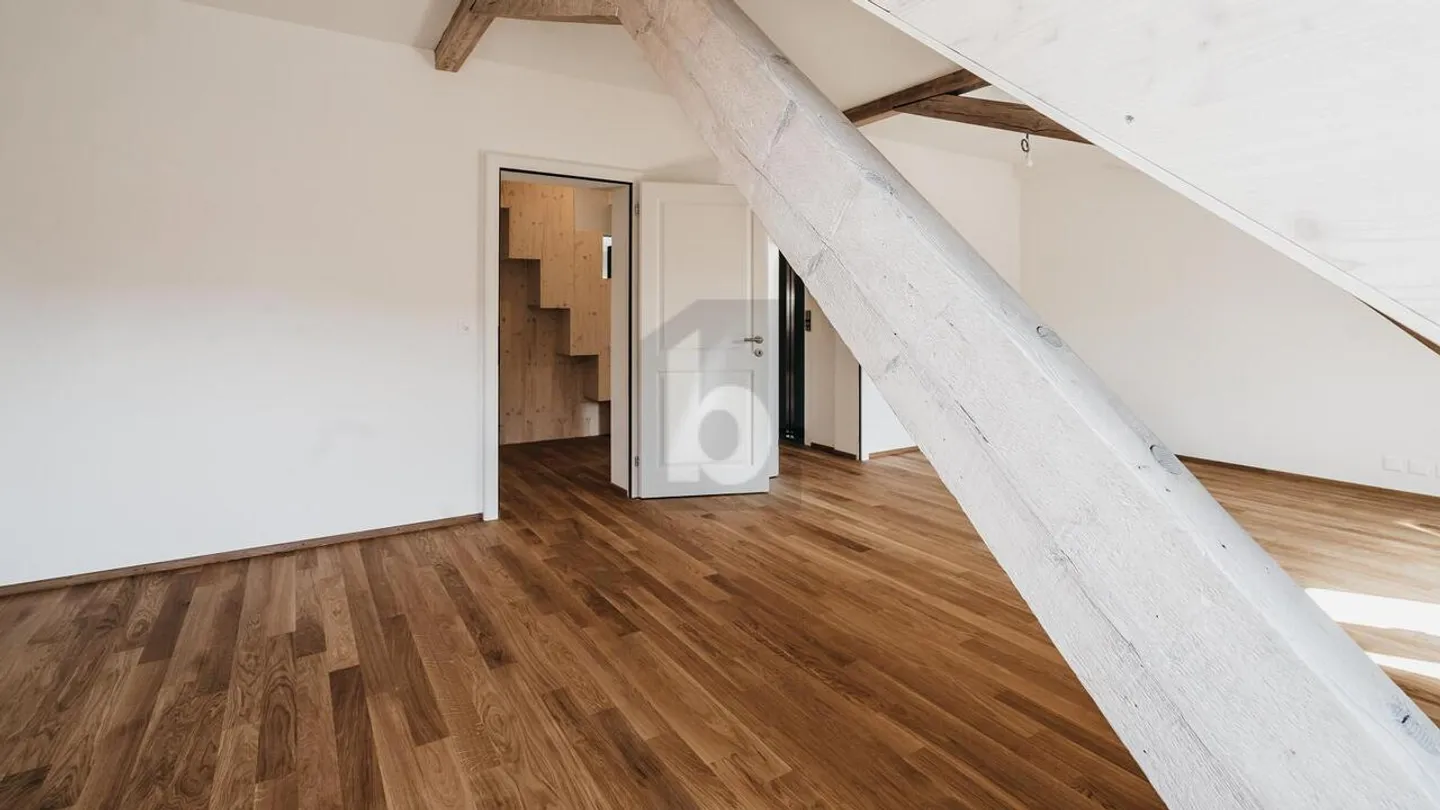 HISTORISCH, ÜBER DEN DÄCHERN MIT BALKON - Foto 4 von 5