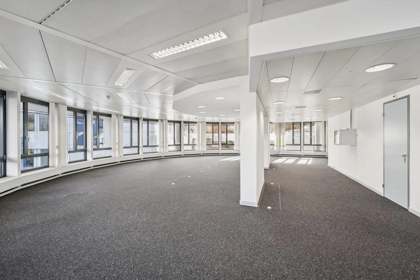 Central. Spacious. Inspiring - Offices in immediate proximity to the train station... - Photo 4 of 13