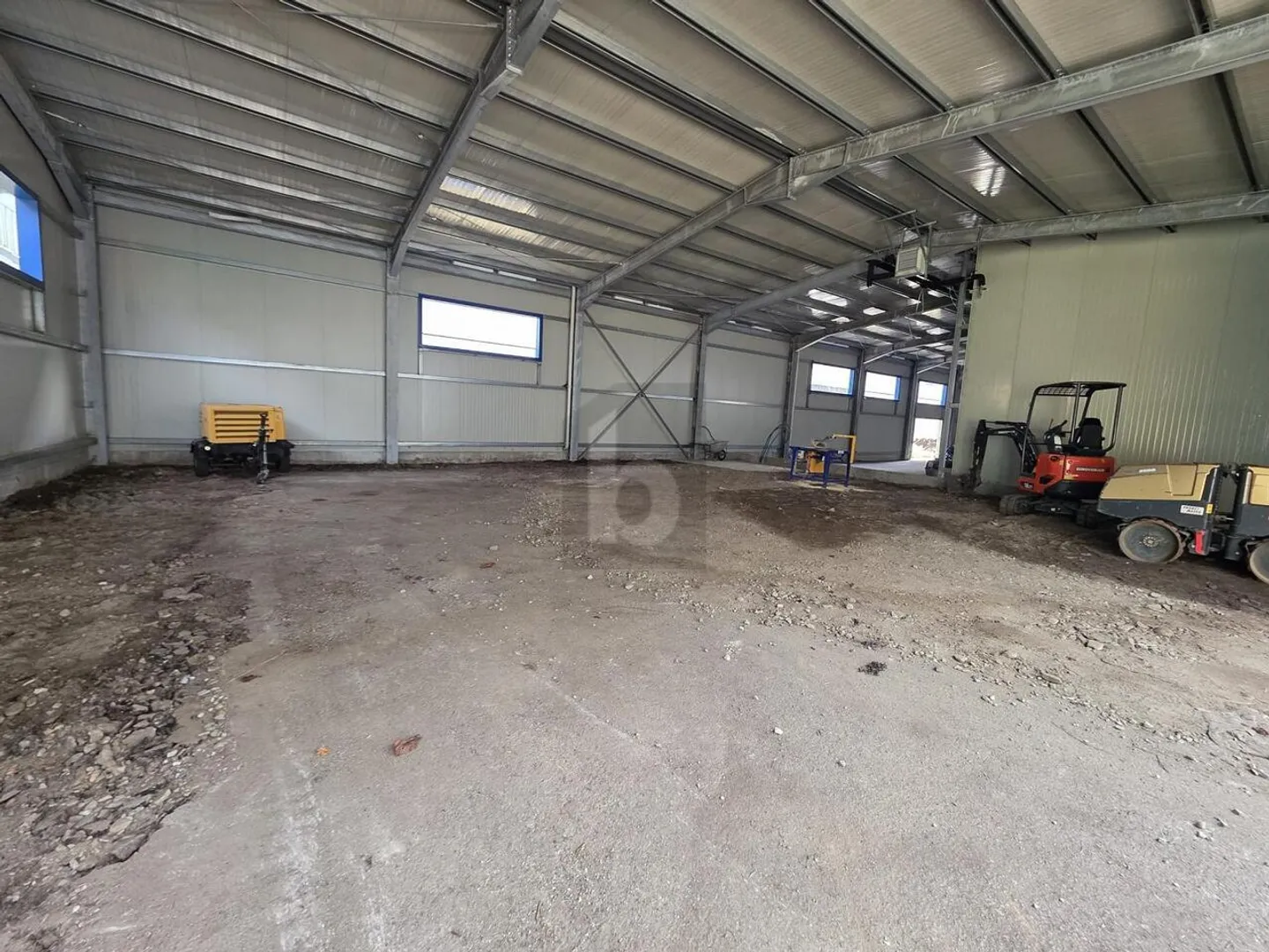 Officina Spaziosa in Posizione Soleggiata - Foto 2 di 4