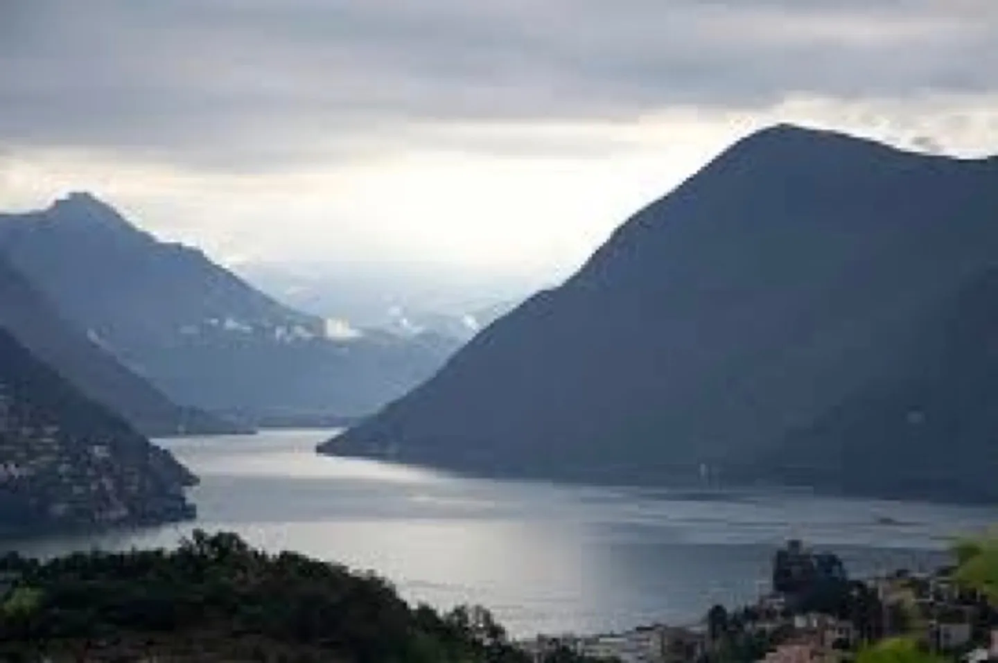 Moderne Villa mit Seeblick - Foto 1 von 1