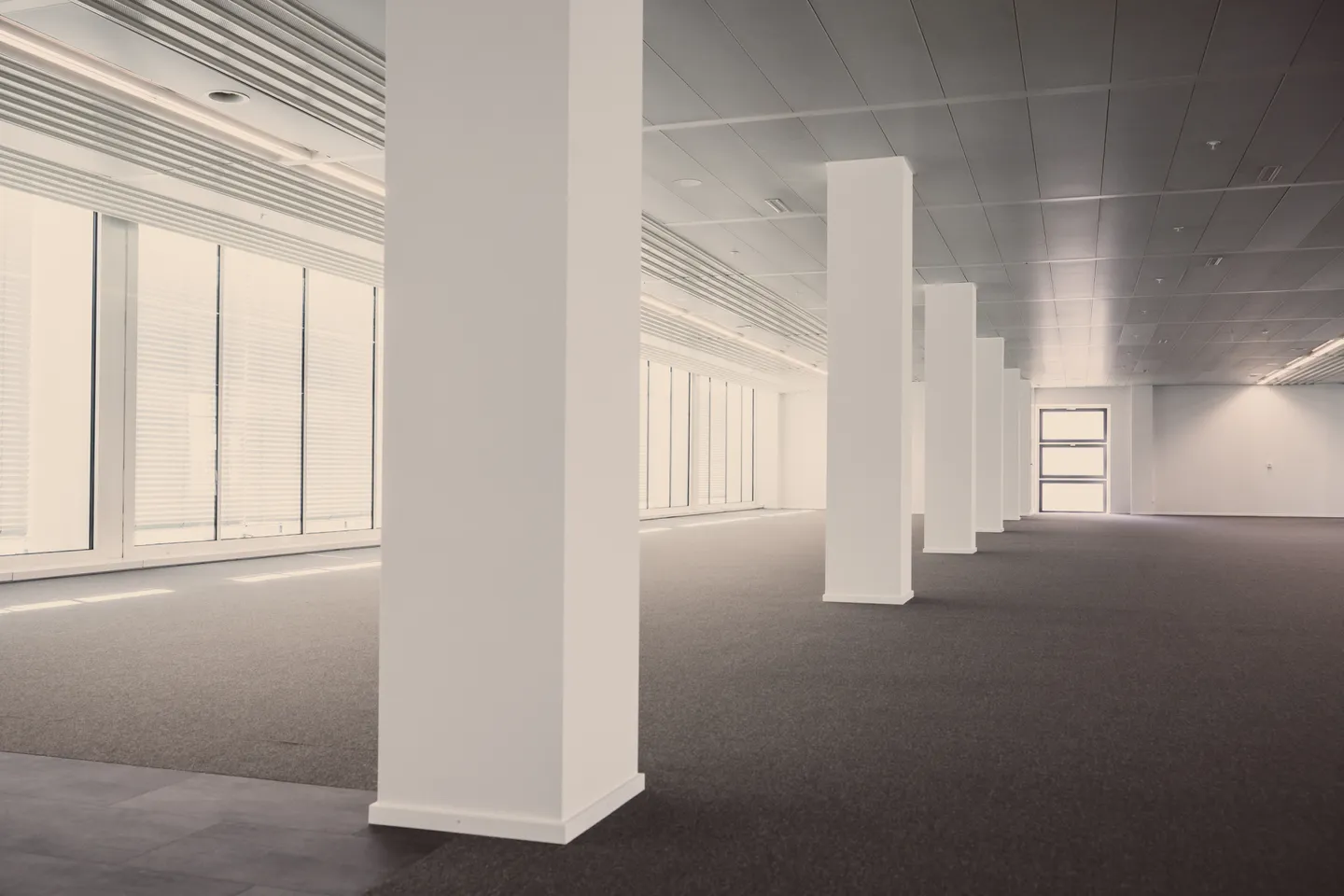 Discover our iconic office tower - Photo 13 of 13