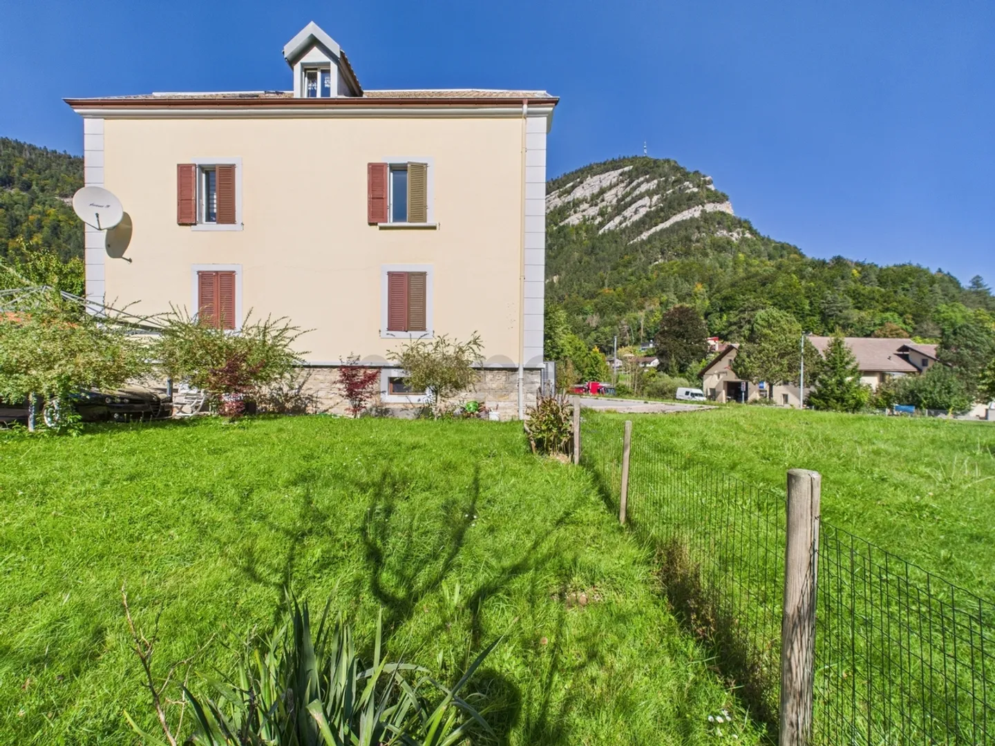 Rental building with 2 apartments, workshop and large plot in Noiraigue - Photo 7 of 10